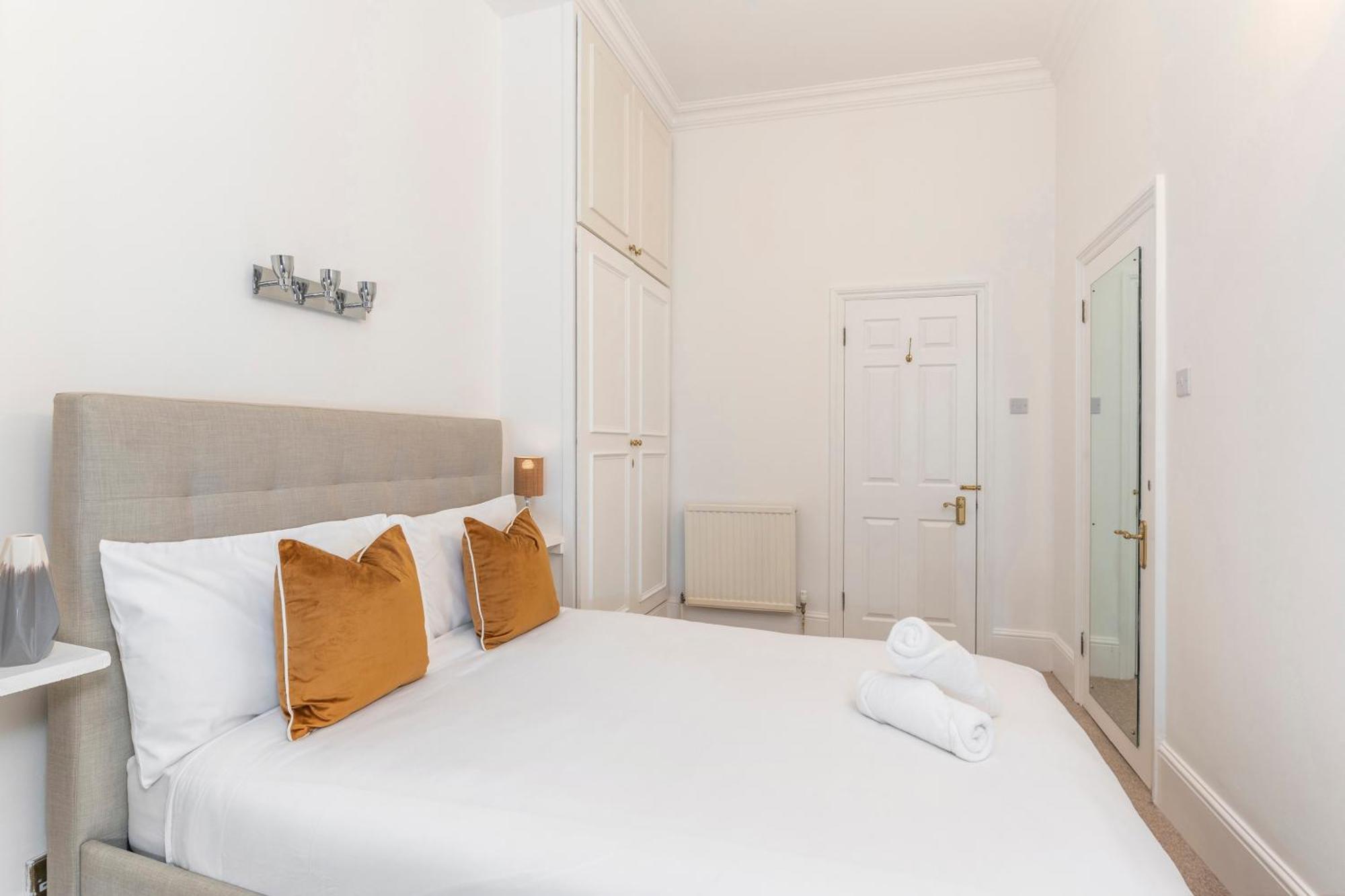 2 Min Walk Earls Court Station - Luxury 2 Bedroom Flat Londres Exterior foto